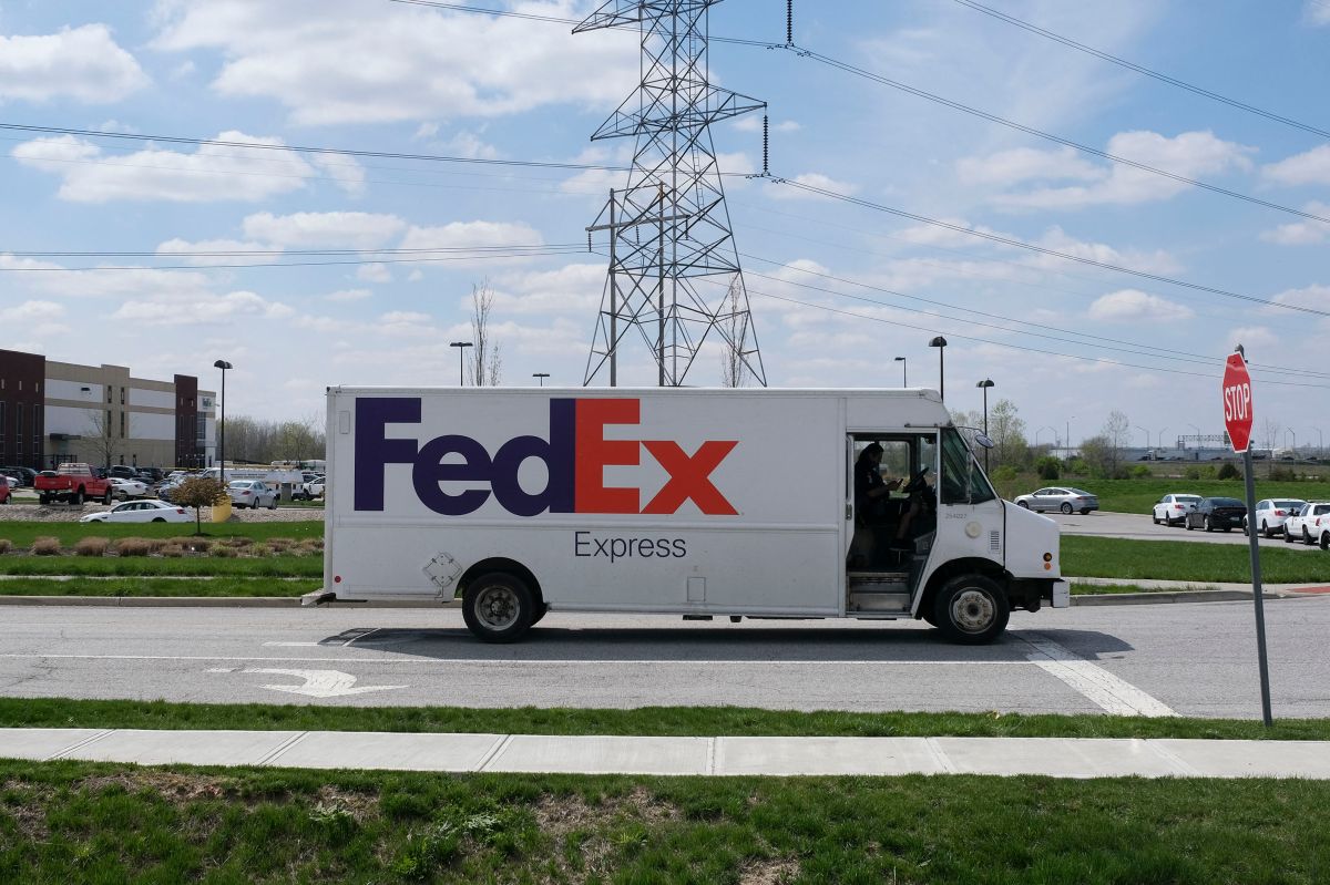 Un camión de entregas de la compañía FedEx.