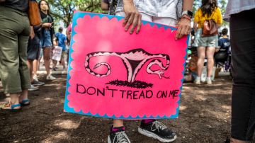 Silenciosamente Abbott habría firmado proyecto de ley que limita aún más el acceso al aborto en Texas