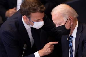 Biden pidió entrevistarse con Emmanuel Macron por la ruptura del acuerdo de venta de submarinos a Australia