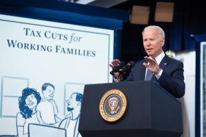 IRS libera este miércoles tercer cheque bajo "Crédito tributario por hijos" de Biden
