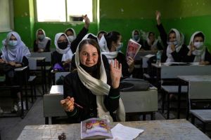 Talibanes niegan que prohibirán el acceso a la educación a las niñas y adolescentes, aunque aún no se les permita ingresar a clases
