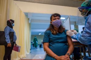 COVID: Las vacunas NO causan defectos de nacimiento ni abortos, aseguran los CDC