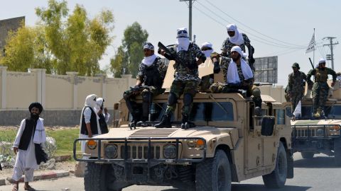 VIDEO: Talibanes celebran desfile de la victoria en Afganistán con Humvees y armas estadounidenses