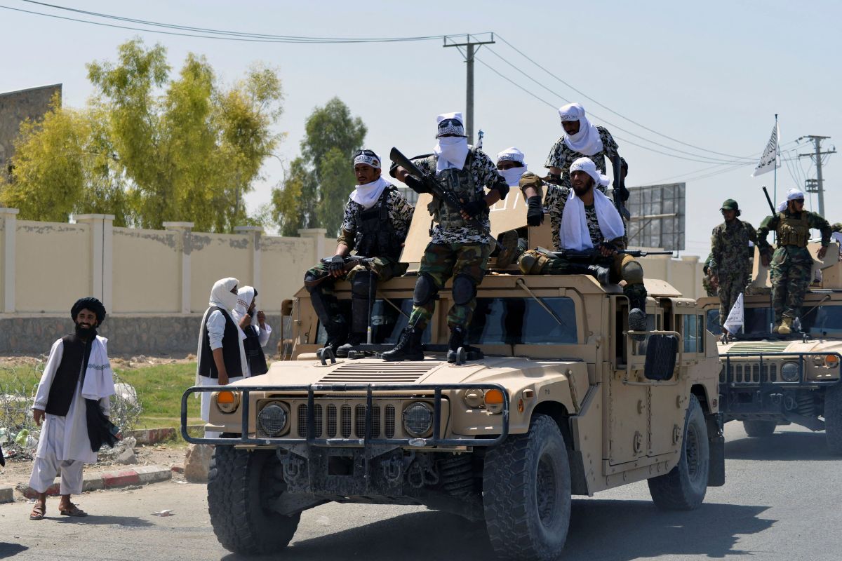 Talibanes en vehículos Humvee durante un desfile por las calles de Kandahar, en Afganistán.