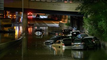 FEMA en alerta para apoyar NY y otros estados por lluvias de Ida que causaron inundaciones y muertes