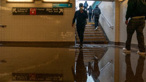 El Metro reabrió hoy con servicio limitado y estaciones anegadas.