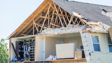 Una casa dañada por un tornado se ve en Mullica Hill, Nueva Jersey, el 2 de septiembre después de que las lluvias récord traídas por los restos de la tormenta Ida azotaran el área.