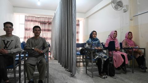 Mujeres en Afganistán recibiendo clases