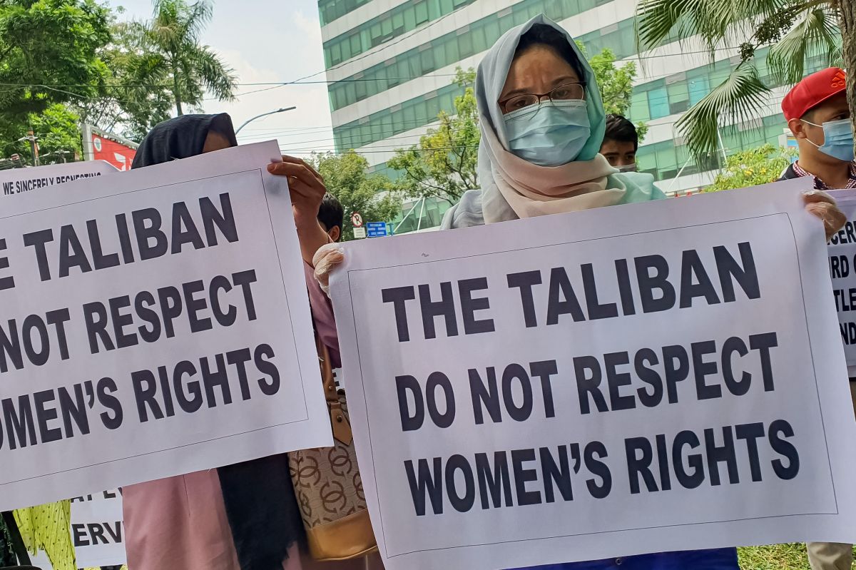 Inmigrantes afganas protestan contra el régimen Talibán desde la ciudad de Medan, en Indonesia.