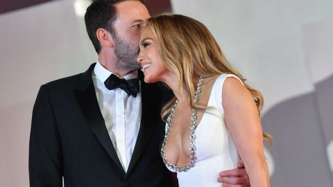 Jennifer Lopez y Ben Affleck vuelven a posar juntos en una alfombra roja 17 años después.