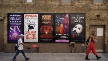 Carteles de shows en Broadway, que reabrió esta semana.