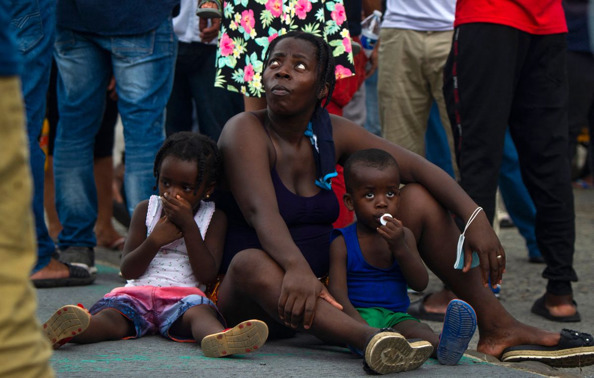 Una inmigrante haitiana con sus hijos  en Tapachula, Chiapas.