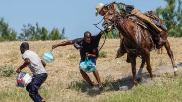 Patrulla Fronteriza persiguiendo a haitianos