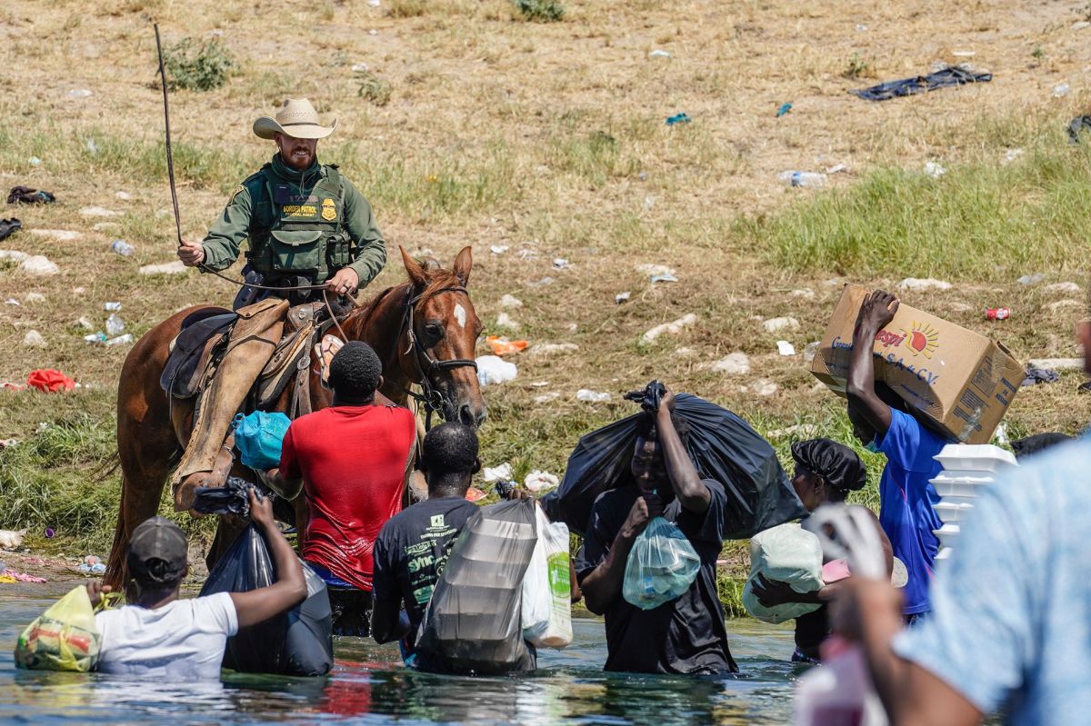 La Administración Biden enfrenta críticas por el trato a inmigrantes, particularmente haitianos.