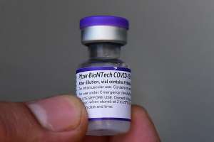 COVID: La FDA autoriza tercera dosis de la vacuna de Pfizer para mayores de 65 años y personas en alto riesgo