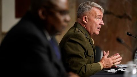 El general Kenneth McKenzie  durante su audiencia en el Senado.