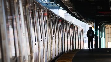Arrestan a sospechoso de dar patada a mujer en el metro de Nueva York
