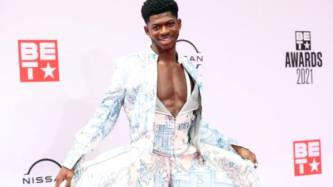 Lil Nas X anuncia su nuevo álbum 'Montero' con una sesión de fotos de embarazo.