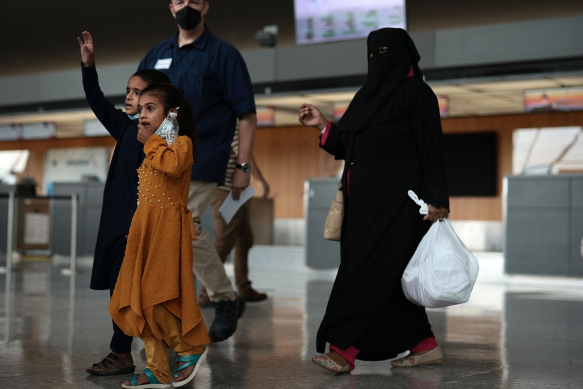Refugiados afganos en Dulles International Airport de Virginia.