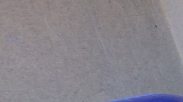 Hispano limpia su sótano inundado tras la tormenta en Newark, NJ.