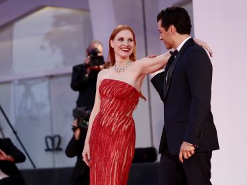 Jessica Chastain revela la realidad sobre la imagen viral de Oscar Isaac besándole el brazo.