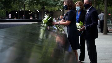La gobernadora Hochul, junto al exalcalde Michael Bloomberg, rinde tributo a las víctimas en el Monumento del 9/11.