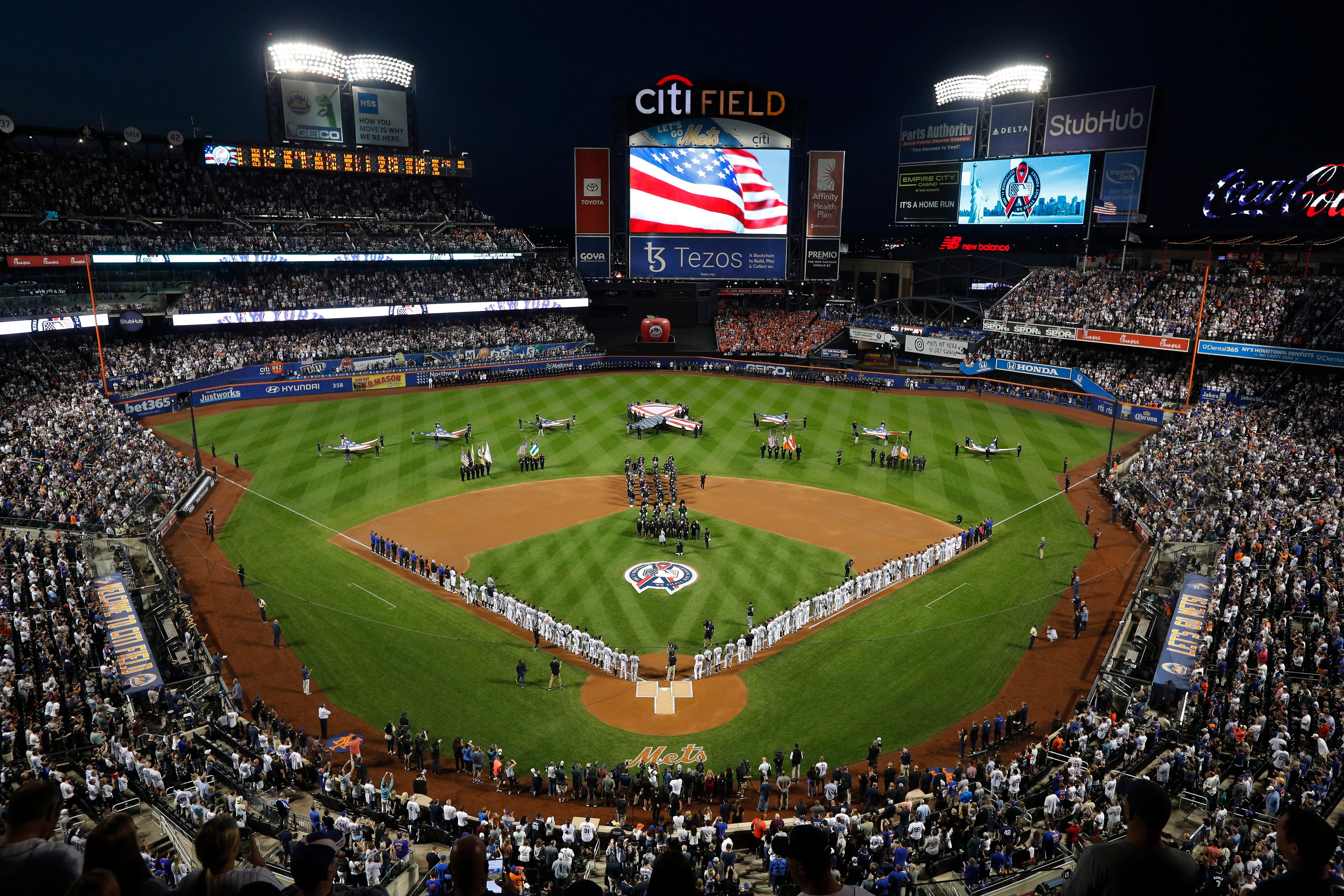 Andrew Velázquez anoche en el CitiField en el aniversario 9-11 #Yankees  #NewYork #NYPD #NeverForget #MLB