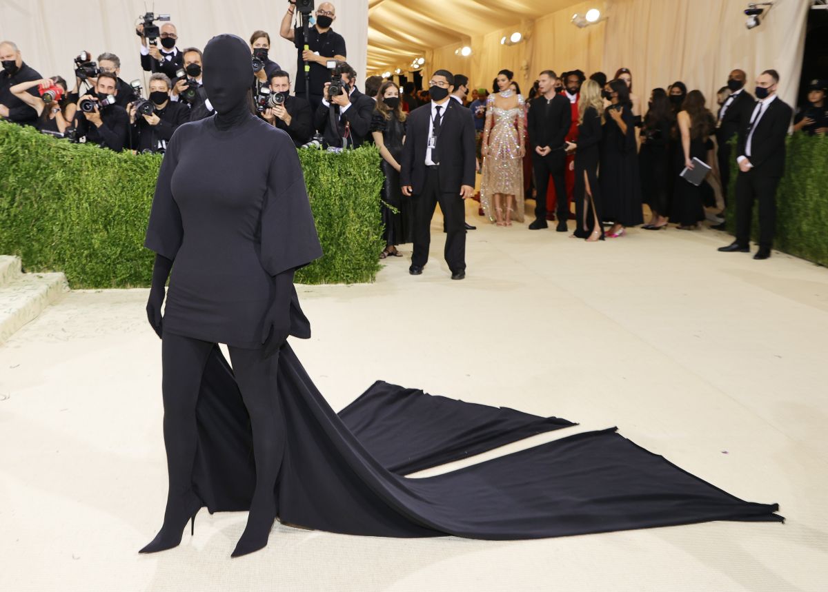 Kim Kardashian destaca en la MET Gala 2021 vestida completamente de negro