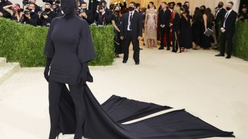 Lili Estefan imita a Kim Kadrashian y aparece vestida toda de negro.