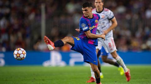 Pedri jugando con el Barcelona