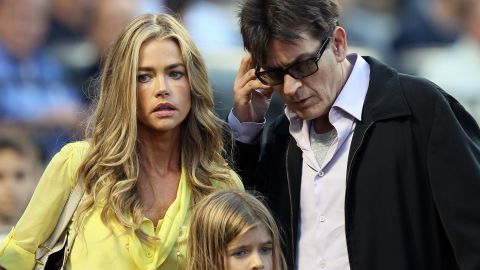 Denise Richards junto a Charlie Sheen.