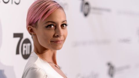 Se quema el pelo de Nicole Richie tras soplar las velas de su pastel de cumpleaños.