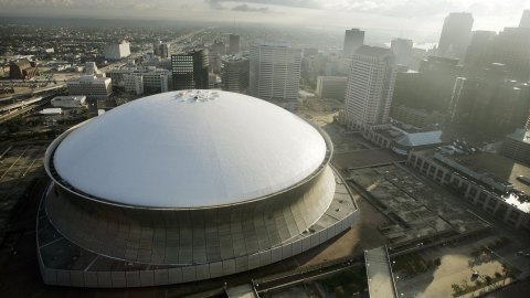 VIDEO: Reportaron incendio en el techo del Caesars Superdome en Nueva Orleans