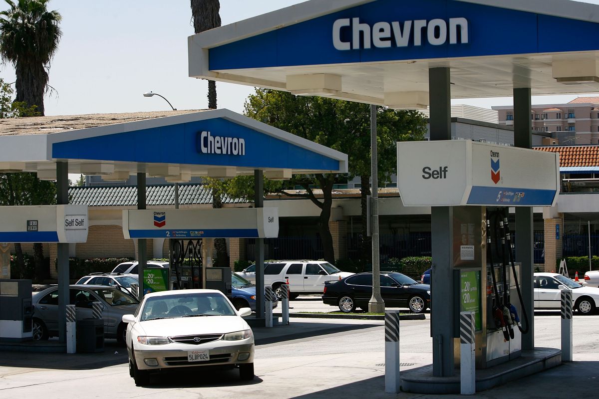 Surveillance camera captures carjacking with 2-year-old girl inside at Florida gas station Surveillance camera captures carjacking with 2-year-old girl inside at Florida gas station