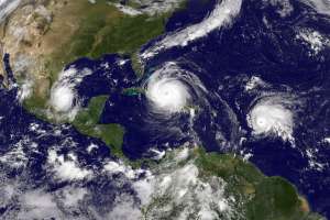Huracán Sam se fortalece en su avance al noroeste sobre aguas del Atlántico