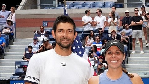 Durante la premiación, Marcelo Arévalo y Giuliana Olmos junto a los campeones Desirae Krawczyk Joe Salisbury.