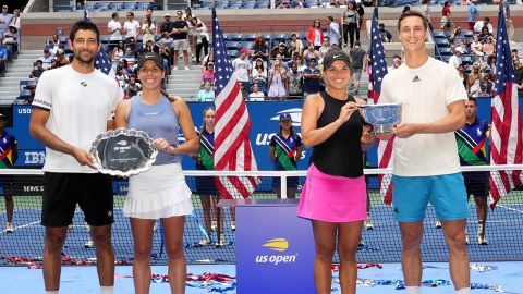 Durante la premiación, Marcelo Arévalo y Giuliana Olmos junto a los campeones Desirae Krawczyk Joe Salisbury.