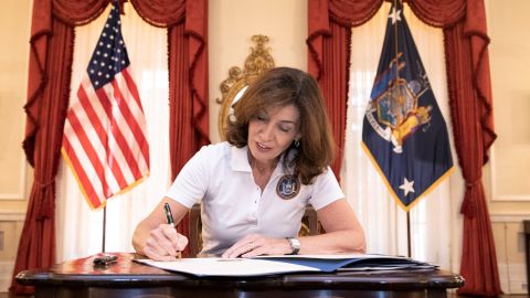 La firma del paquete de leyes laborales por la gobernadora Kathy Hochul se da para conmemorar el Día del Trabajo en EEUU, este 6 de septiembre.