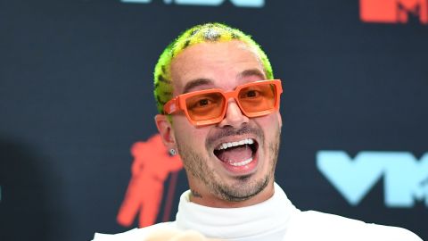 J Balvin hace meme de sí mismo y publica foto con carrito de hot dogs