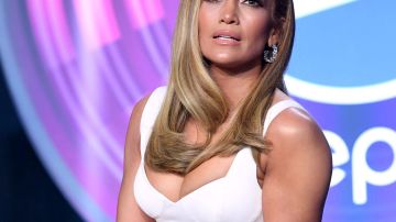 Jennifer Lopez olvida el sostén y se asoma a una máquina de juguetes en la nueva campaña de DSW