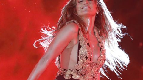 Jennifer Lopez mostró casi todo su busto con traje tipo torero en Los Global Citizen 2021.