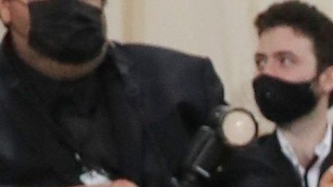 Jennifer Lopez llegó como una sexy vaquera: sombrero y escote hasta la cintura a la Met Gala 2021.