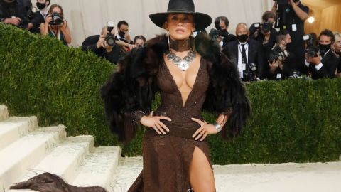 Jennifer Lopez llegó como una sexy vaquera: sombrero y escote hasta la cintura a la Met Gala 2021.