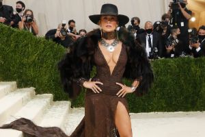 Jennifer Lopez llegó como una sexy vaquera: sombrero y escote hasta la cintura a la Met Gala 2021
