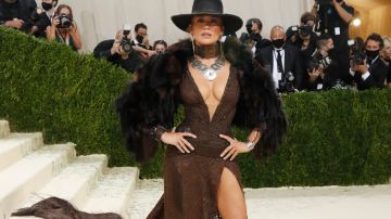 Jennifer Lopez llegó como una sexy vaquera: sombrero y escote hasta la cintura a la Met Gala 2021.