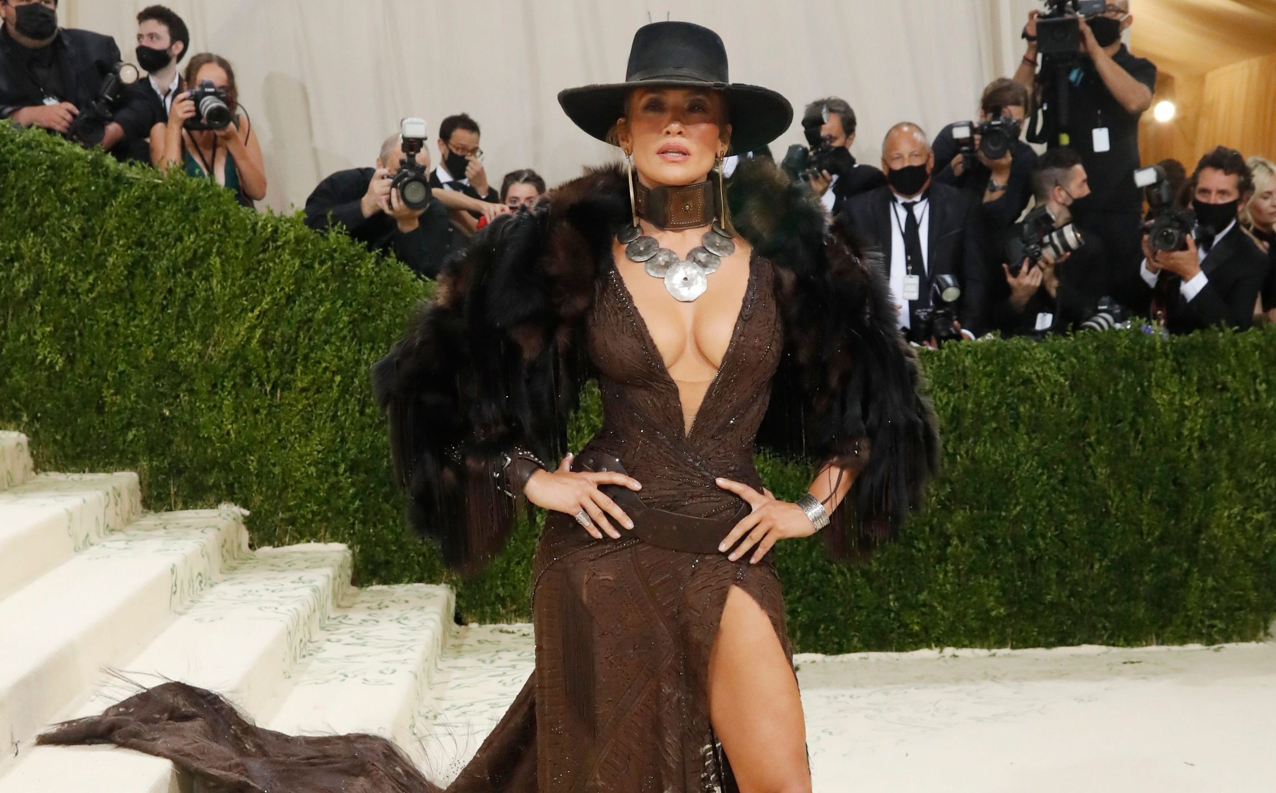 Jennifer Lopez llegó como una sexy vaquera: sombrero y escote hasta la  cintura a la Met Gala 2021 - El Diario NY