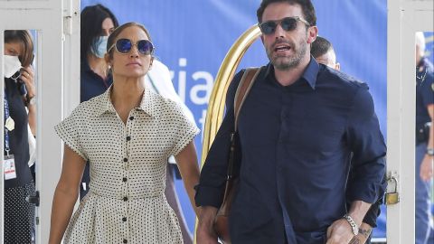 Jennifer Lopez y Ben Affleck se besan apasionadamente en el medio de Central Park y todos alrededor enloquecen con ellos.