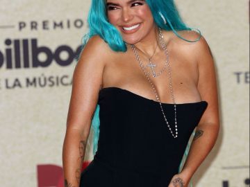 Karol G llegó mostrando de arriba y abajo a los Premios Billboard de la Música Latina 2021 y se gana como Mejor Artista Femenina del Año.