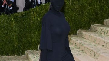 Lili Estefan imita a Kim Kardashian y aparece toda tapada de negro incluyendo su rostro