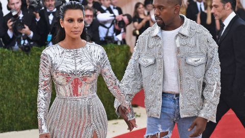 Kanye West ya no sigue en Instagram a su ex Kim Kardashian y puso su cuenta privada pero se arrepintió después.